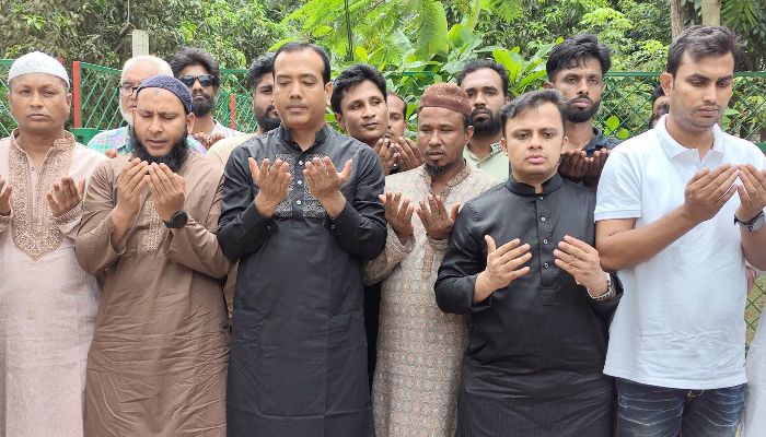 শহীদ আবু সাঈদের কবরে ছাত্রদল সভাপতির শ্রদ্ধা
