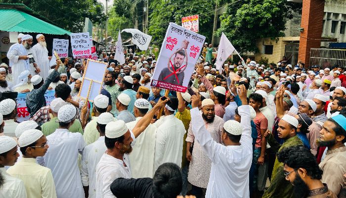 গুরুদাসপুরে ইসলাম নিয়ে কটূক্তিকারী শিমুলের সর্বোচ্চ শাস্তির দাবিতে বিক্ষোভ