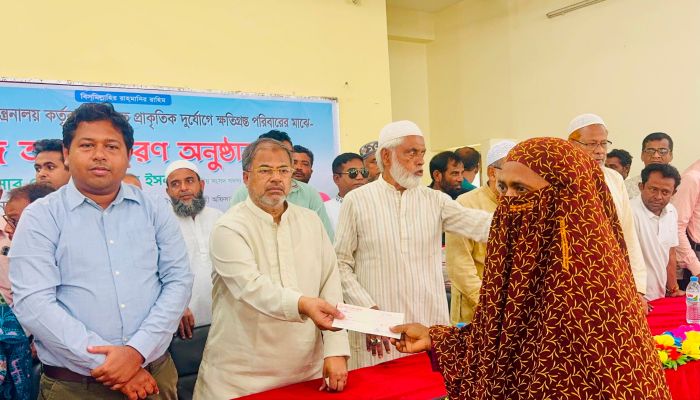 সিংড়ায় দুর্যোগে ক্ষতিগ্রস্ত ১২৬ পরিবার পেল ৭ লাখ টাকার অনুদান, পরে এডিপির উপকরণ বিতরণ