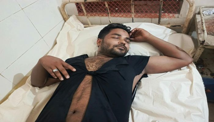 হাতীবান্ধায় দুই সাংবাদিককে মারধর করে মোবাইল ছিনতাই 