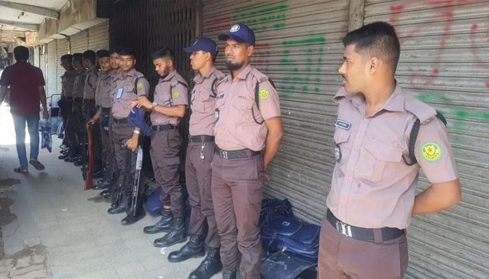 পরীক্ষা শেষে লংমার্চ ঘিরে সায়েন্স ল্যাবে কড়া পুলিশি অবস্থান