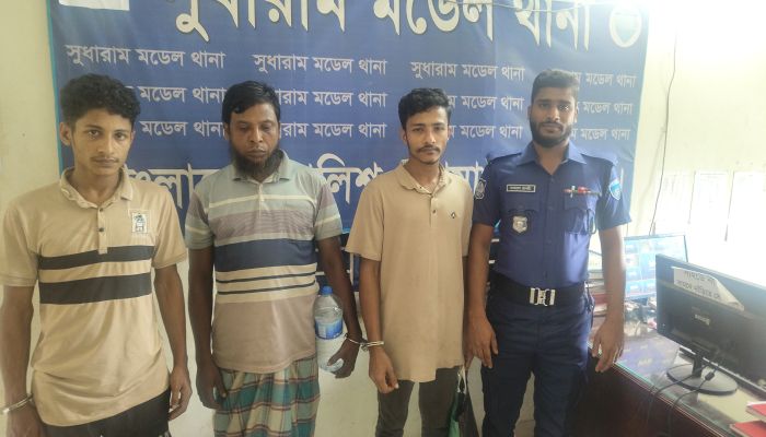 নোয়াখালীতে ডাকাতির ৩ দিন পর ৪ ডাকাতকে গ্রেপ্তার করছে পুলিশ 