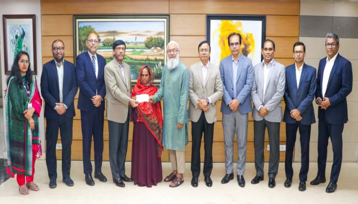 সাউথইস্ট ব্যাংক পিএলসি.-এর 'বেতন কার্ড' ইন্স্যুরেন্স ক্লেইম চেক হস্তান্তর
