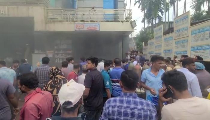 সাতক্ষীরার ব্লিস হাসপাতালে ভয়াবহ অগ্নিকাণ্ড, সিলিন্ডার বিস্ফোরণের পর আহতদের হাসপাতালে স্থানান্তর