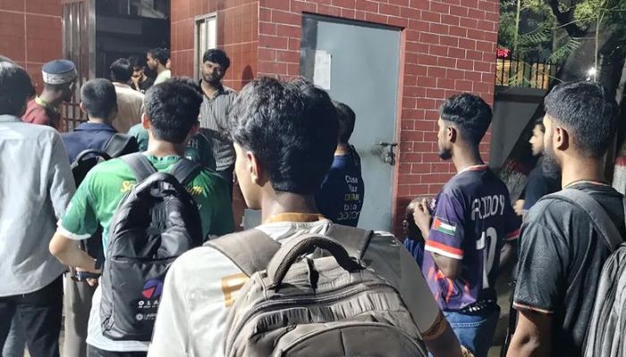 মধ্যরাতে গ্রাফিক আর্টসের হল থেকে ছাত্রশিবিরকে বের করে দিল ছাত্রদল