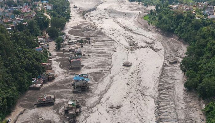 ‘ঘণ্টার ব্যবধানে নিশ্চিহ্ন একের পর এক জনপদ’
