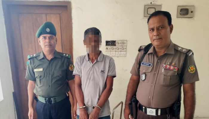 আনসারের অভিযানে জাতীয় অর্থোপেডিক হাসপাতালে দালাল আটক, পুলিশে সোপর্দ