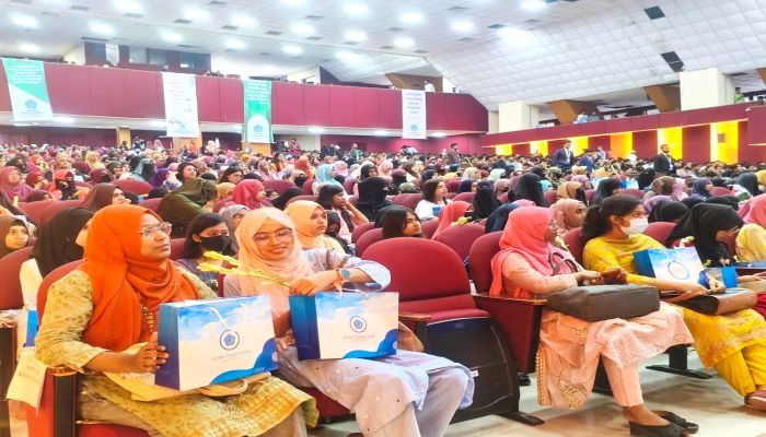 রাবির নবীন বরণে শিক্ষার্থীদের গোলাম আযমের বই উপহার দিল শিবির