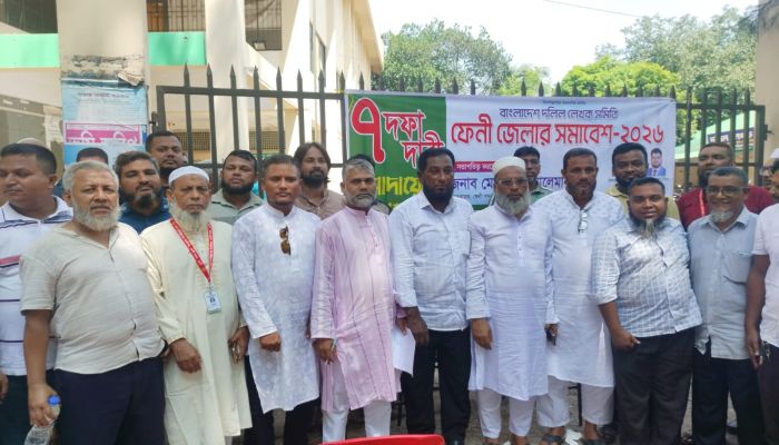 সাত দফা দাবি আদায়ের লক্ষ্যে ফেনীতে দলিল লেখকদের সমাবেশ 