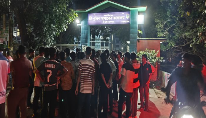 নিবন্ধন না থাকায় ছাত্রদল নেতার মোটরসাইকেল আটক, ঘণ্টাব্যাপী পুলিশ সুপার কার্যালয় ঘেরাও
