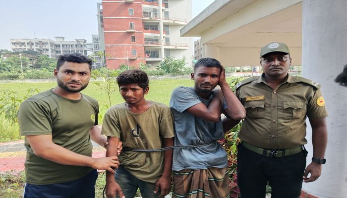 গাজীপুর শহিদ তাজউদ্দীন আহমদ মেডিকেল কলেজে আনসার সদস্যদের সতর্কতায় দুই চোর আটক