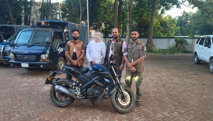 মৌলভীবাজারে চেক পোস্ট দেখে পালিয়ে যাওয়ার সময় ২৮ মামলার আসামি গ্রেফতার