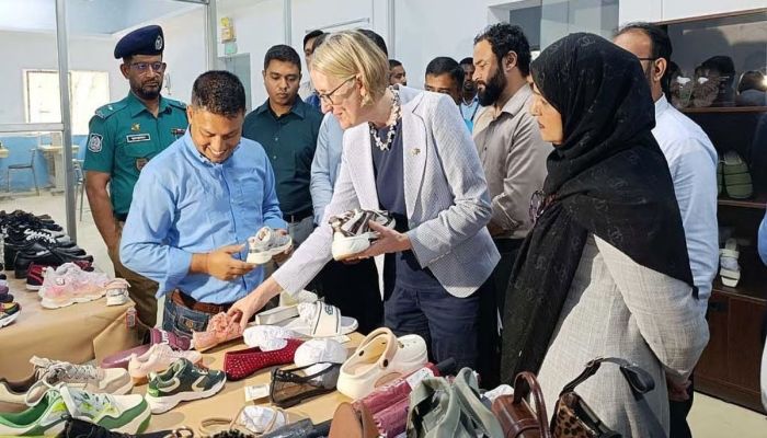 প্রাণ-আরএফএলের কারখানা ঘুরে দেখলেন ব্রিটিশ হাই কমিশনার