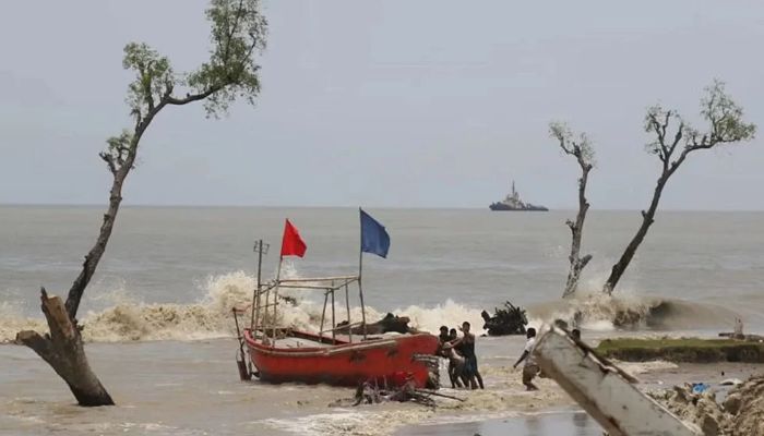 লঘুচাপের প্রভাবে উপকূল এলাকায় ঝড়সহ বজ্রবৃষ্টির শঙ্কা, ৩ নম্বর সংকেত
