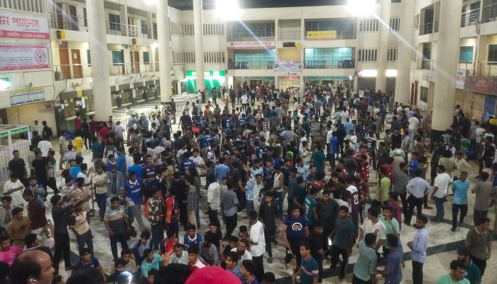 রাবি শিক্ষার্থীর উপর হামলার প্রতিবাদে রাজশাহী স্টেশন ভাংচুর, বরখাস্ত ৪