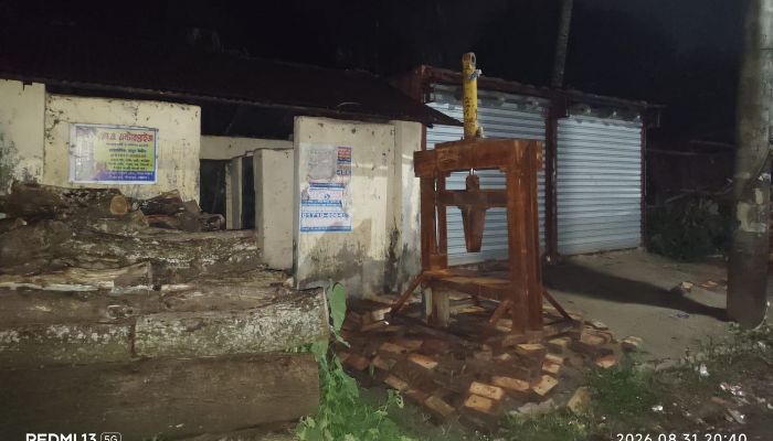 সীতাকুণ্ডে কনটেইনার স্থাপন ঘিরে মিরের হাটে দ্বন্দ্ব, বাজার সভাপতিকে প্রাণনাশের হুমকি; থানায় জিডি