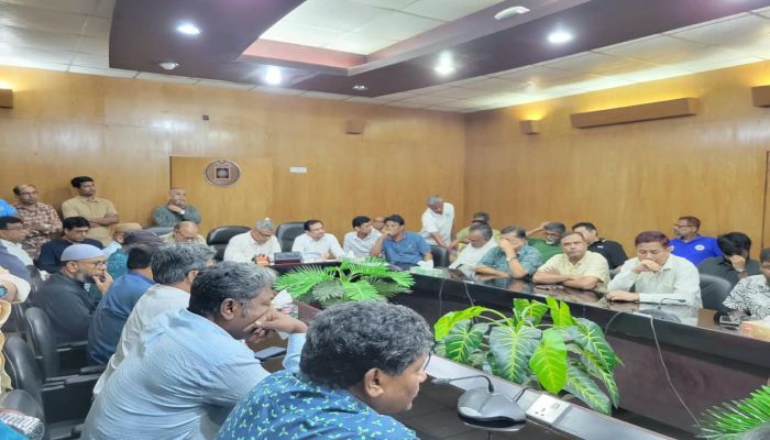 সাংবাদিকদের উপর হামলার ঘটনায় প্রাধ্যক্ষের অপসারণ