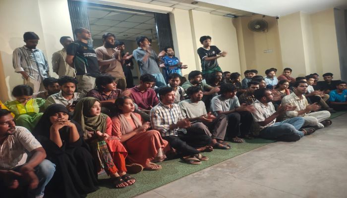 রাবিতে সাংবাদিকদের ওপর হামলায় জড়িতদের গ্রেপ্তারের দাবিতে প্রশাসনিক ভবনে অবস্থান কর্মসূচি