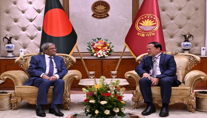রাষ্ট্রপতি মির্জা ফখরুল ইসলাম আলমগীর সরকারি ও বেসরকারি বিশ্ববিদ্যালয়গুলোর প্রতি উচ্চশিক্ষার মাধ্যমে দেশের বিভিন্ন ক্ষেত্রে কাজ করার মতো দক্ষ কর্মী তৈরির আহ্বান জানিয়েছন