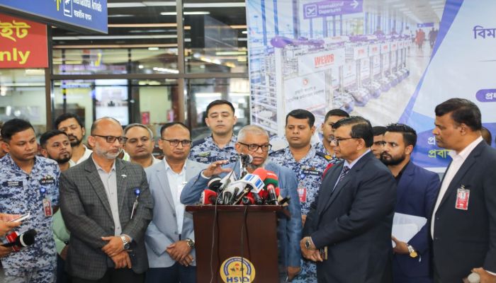 প্রবাসীদের সেবায় হযরত শাহজালাল আন্তর্জাতিক বিমানবন্দরে ট্রলি হস্তান্তর করলেন প্রবাসী কল্যাণ মন্ত্রী