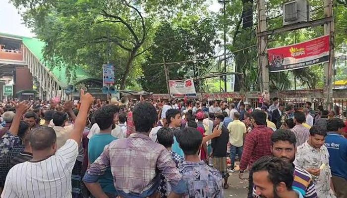 দাবি আদায়ে প্রেস ক্লাবের সামনে অটোচালকদের অবরোধ