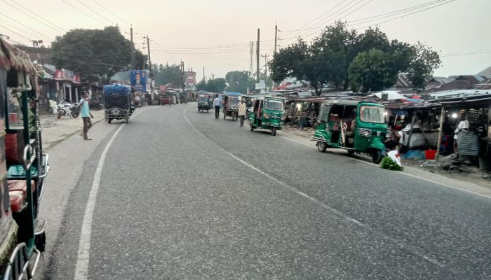 নেত্রকোনা সাকুয়া বাজারের ঝুঁকিপূর্ণ টার্নিংয়ে দুর্ঘটনার শঙ্কা