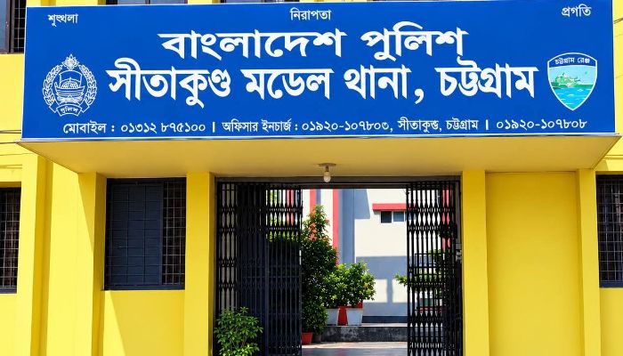 সীতাকুণ্ডে মাইক্রোবাস দুর্ঘটনায় মা-মেয়েসহ নিহত ২, আহত ৪