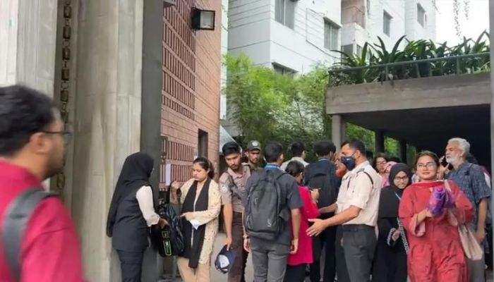 বোমা হামলার হুমকি : ব্র্যাকে তল্লাশি করে প্রবেশ, নিরাপত্তা জোরদার